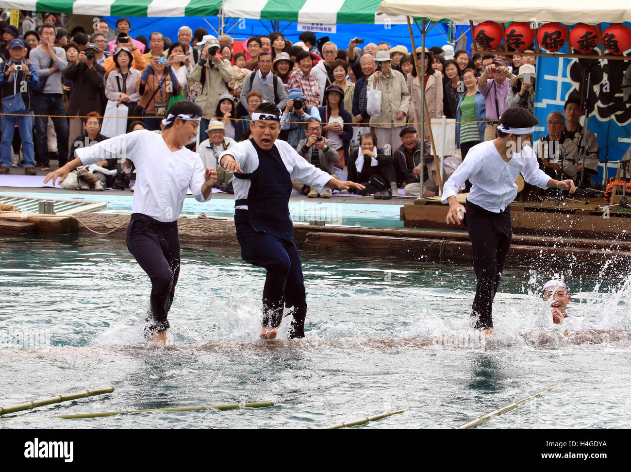 Japanese Life Raft October 16, 2016, Tokyo, Japan - Raftsmen, members of the Kiba ...