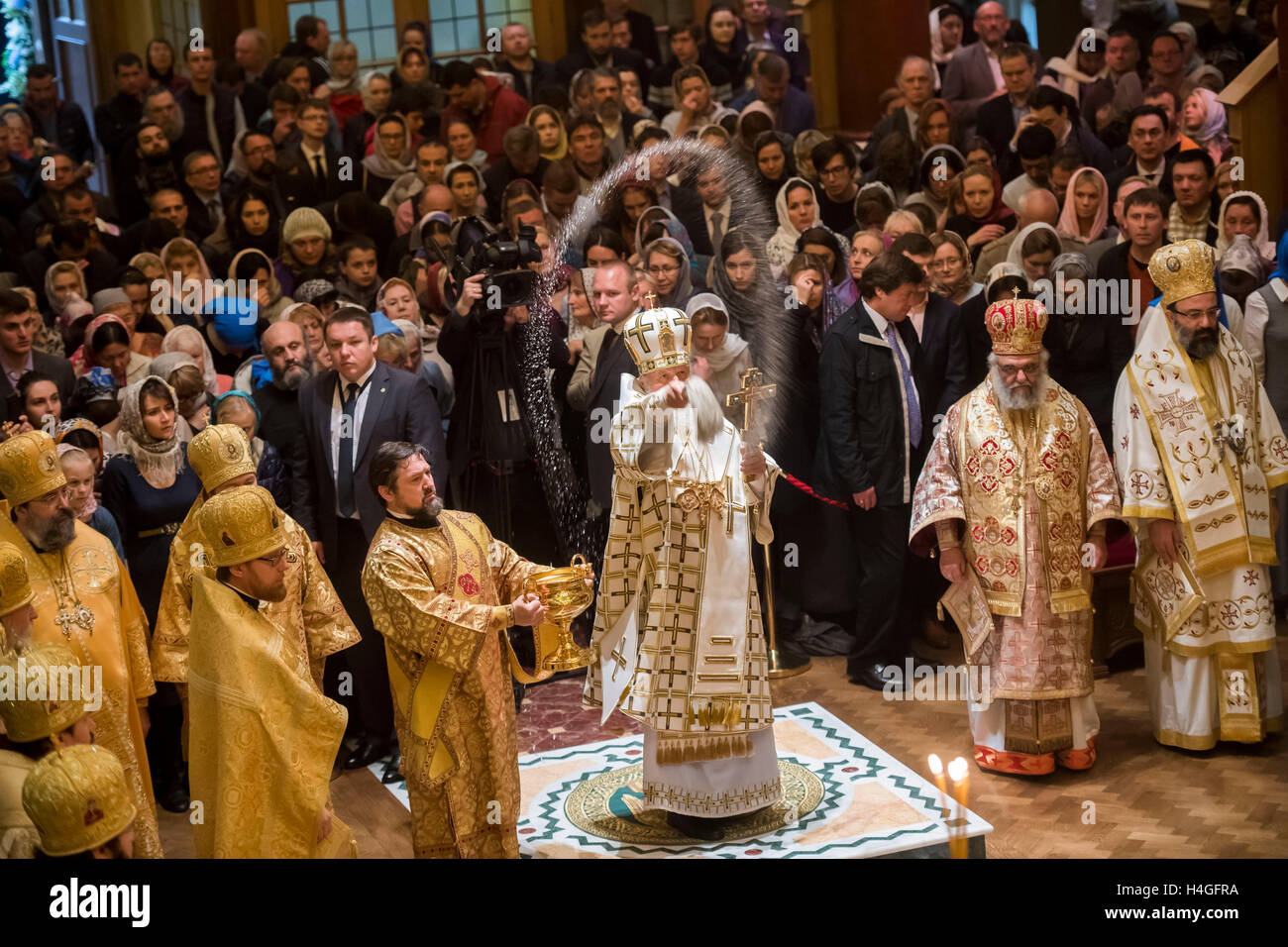 Kensington, London, UK. 16th Oct, 2016.The consecration of the Cathedral of the Dormition and All Saints. Divine Liturgy. Sanctification of the bells and frescoes on the outer wall of the church. This is part of The pastoral visit of His Holiness Patriarch Kirill of Moscow and All Russia to the United Kingdom.Pic Shows His Holiness Patriarch Kirill sanctifying the clergy and the parishioners Credit:  PAUL GROVER/Alamy Live News Stock Photo