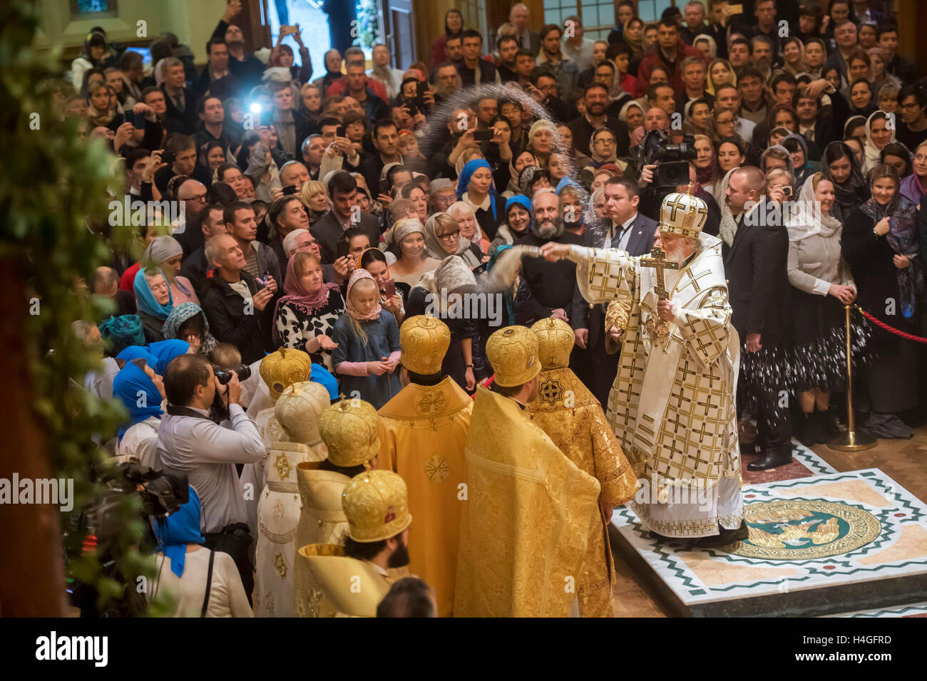 Kensington, London, UK. 16th Oct, 2016.The consecration of the Cathedral of the Dormition and All Saints. Divine Liturgy. Sanctification of the bells and frescoes on the outer wall of the church. This is part of The pastoral visit of His Holiness Patriarch Kirill of Moscow and All Russia to the United Kingdom.Pic Shows His Holiness Patriarch Kirill sanctifying the clergy and the parishioners Credit:  PAUL GROVER/Alamy Live News Stock Photo