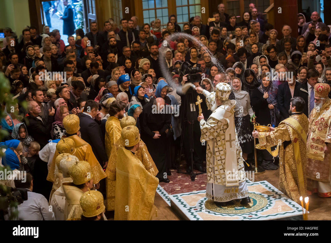 Kensington, London, UK. 16th Oct, 2016.The consecration of the Cathedral of the Dormition and All Saints. Divine Liturgy. Sanctification of the bells and frescoes on the outer wall of the church. This is part of The pastoral visit of His Holiness Patriarch Kirill of Moscow and All Russia to the United Kingdom.Pic Shows His Holiness Patriarch Kirill sanctifying the clergy and the parishioners Credit:  PAUL GROVER/Alamy Live News Stock Photo