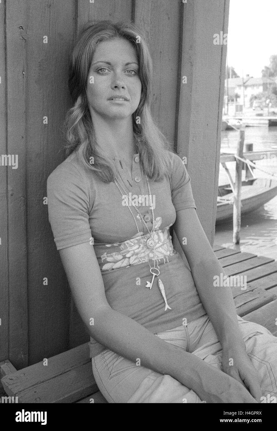 OLIVIA NEWTON JOHN taking a break during recording  of BBC the Case in Waxholm Sweden Stock Photo