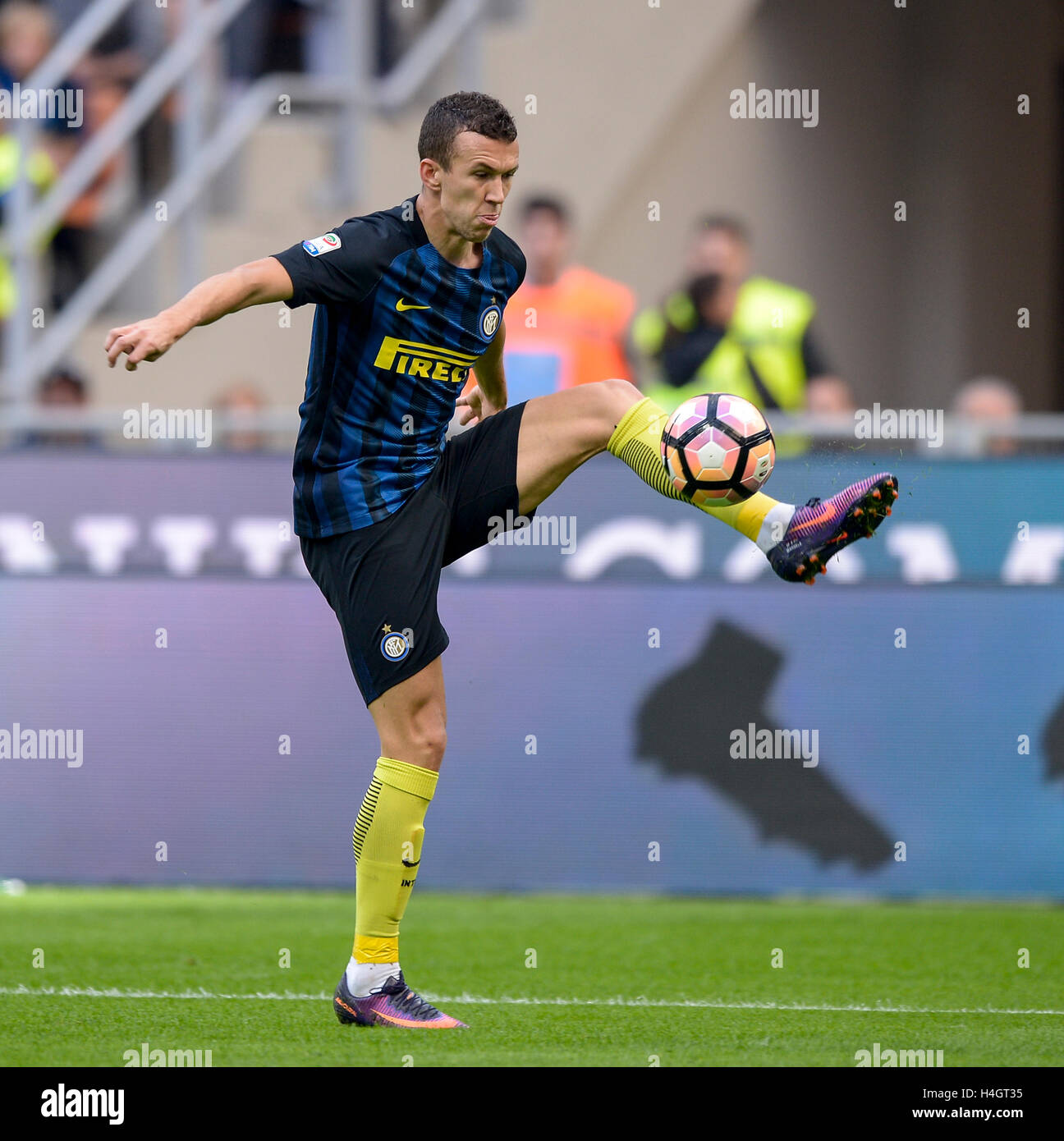 Milan, Italy. 16th Oct, 2016. Ivan Perisic of FC Internazionale in action during the Serie A football match between FC Internazionale and Cagliari Calcio. Cagliari Calcio wins 2-1 over FC Internazionale. © Nicolo Campo/Pacific Press/Alamy Live News Stock Photo