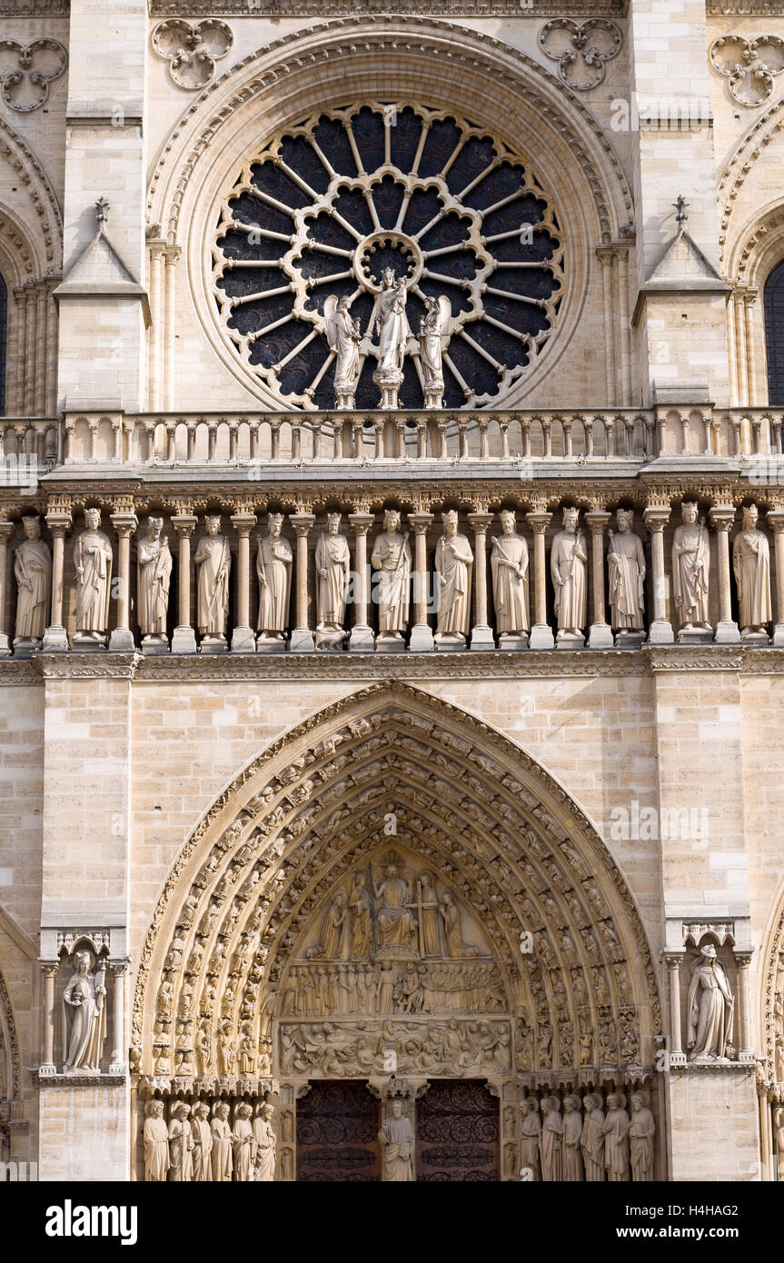 The western rose window, kings statues and architectural details of the catholic cathedral Notre-Dame de Paris. Stock Photo