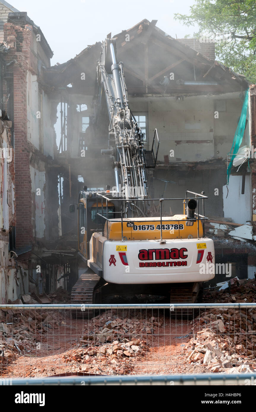 Machine demolish pull down building hi-res stock photography and images ...
