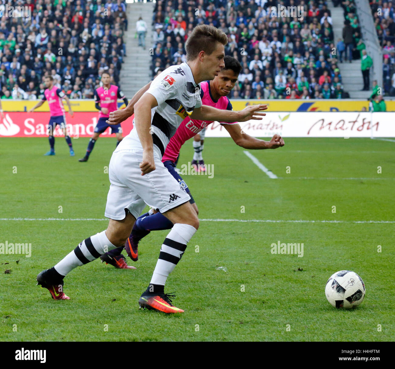 sports, football, Bundesliga, 2016/2017, Borussia Moenchengladbach versus Hamburger SV 0:0, Stadium Borussia Park, scene of the match, Patrick Herrmann (MG) left and Douglas Dos Santos Justino de Melo (HSV) Stock Photo