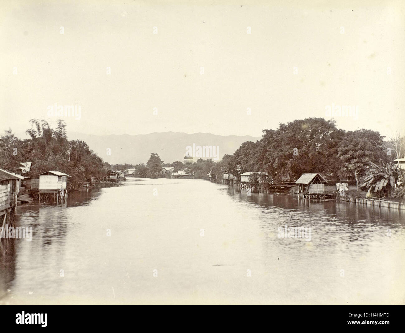 River with stilt houses in the Dutch East Indies, Anonymous, c. 1895 - c. 1905 Stock Photo