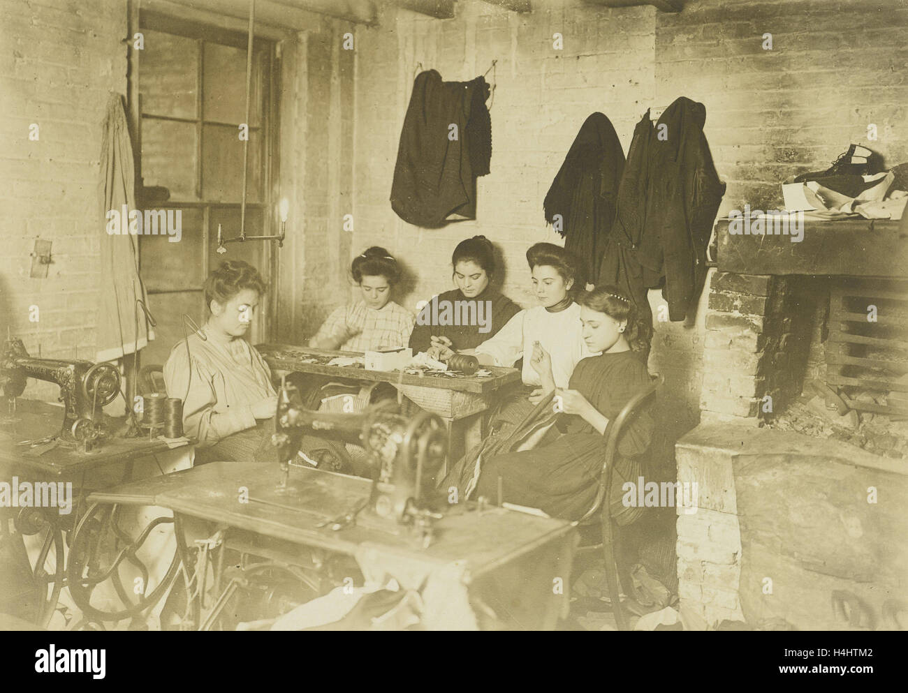 Five young seamstresses in a studio, Lewis Wickes Hine, 1906 Stock Photo