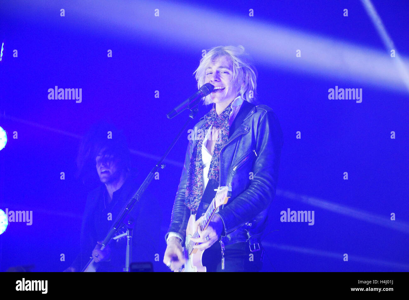 Ross lynch of r5 hi-res stock photography and images - Alamy