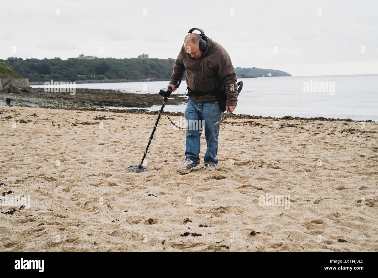 Beach combing metal detector hires stock photography and images Alamy