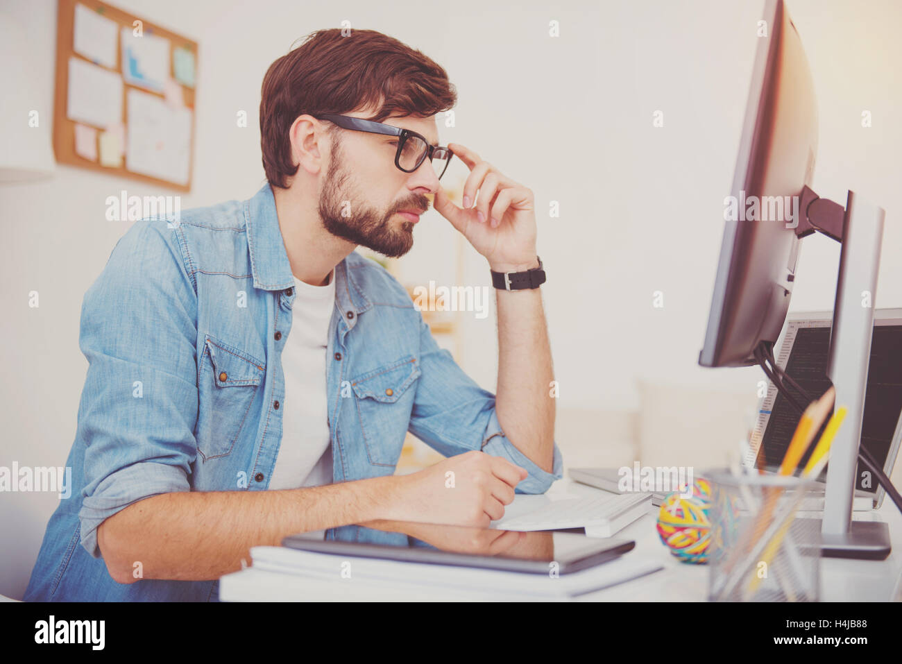 Сотрудник за компьютером картинка. Стильный компьютерщик. Серьезная работа у тебя. Серьезная работа у тебя. Предпринимателей в малом бизнесе.