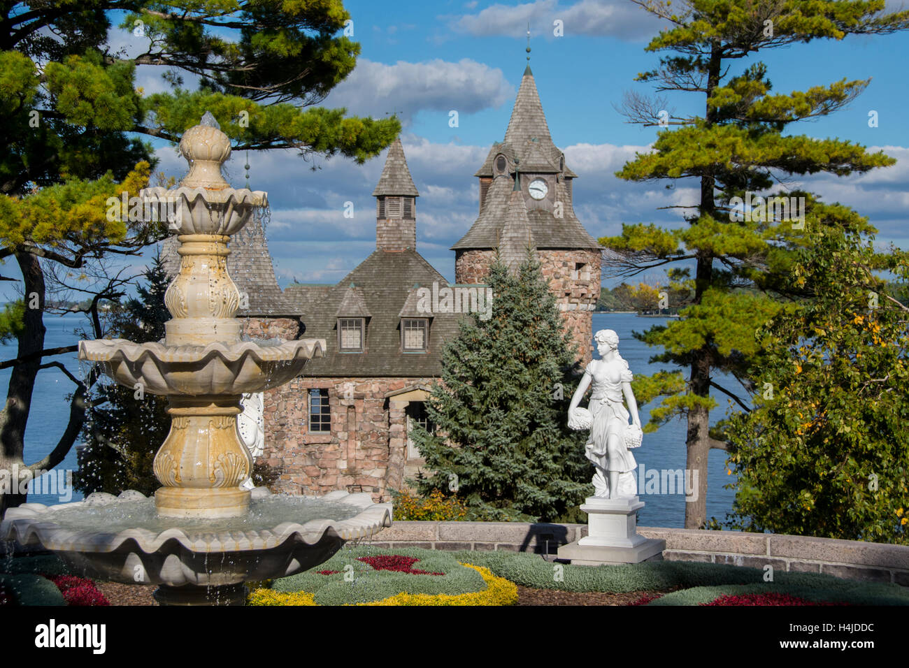 New York, St. Lawrence Seaway, Thousand Islands, Alexandria Bay. Historic Boldt Castle on Heart Island. Italian Garden fountain. Stock Photo