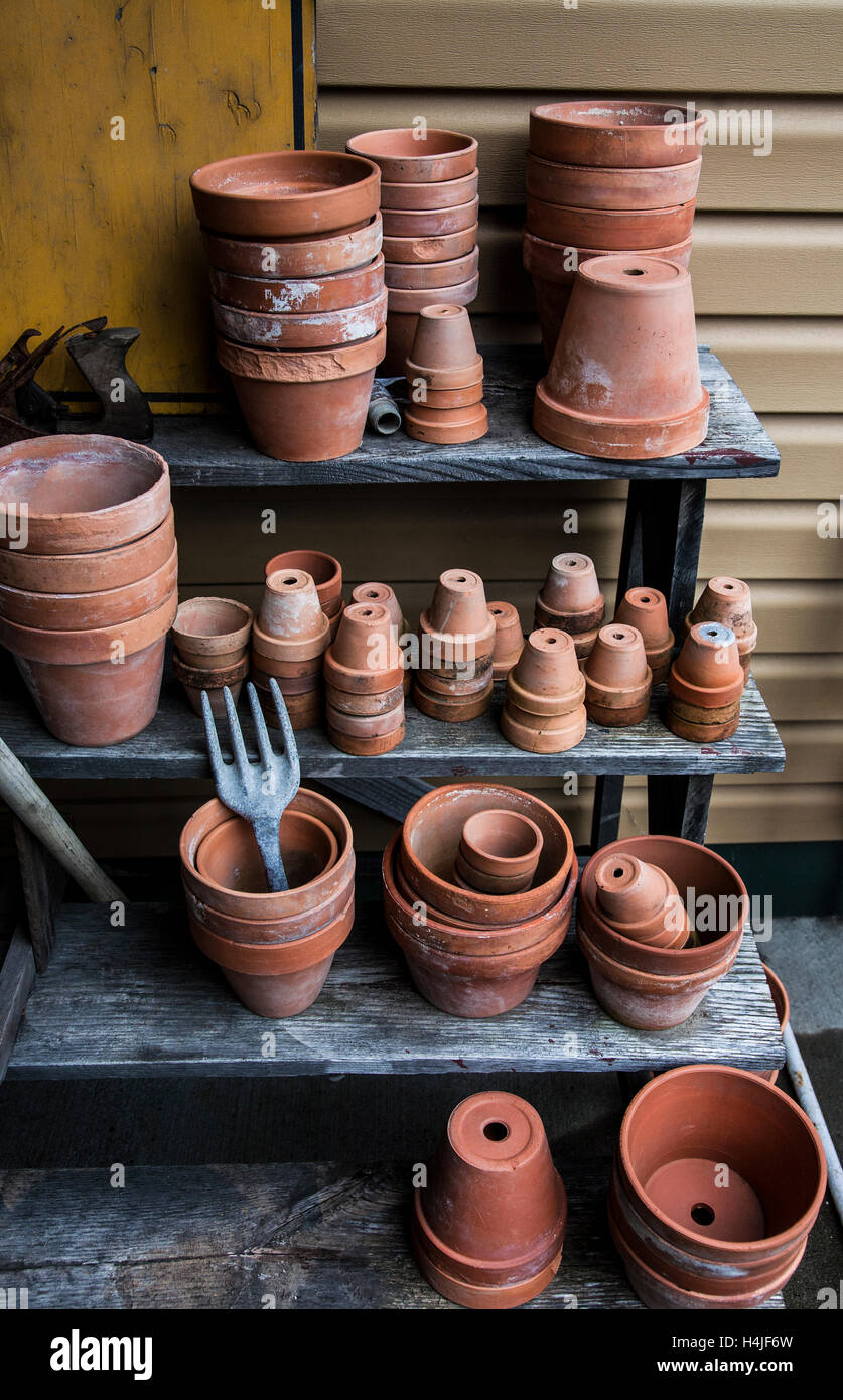 https://c8.alamy.com/comp/H4JF6W/vintage-terracotta-pots-and-a-vintage-garden-fork-on-a-gardening-bench-H4JF6W.jpg