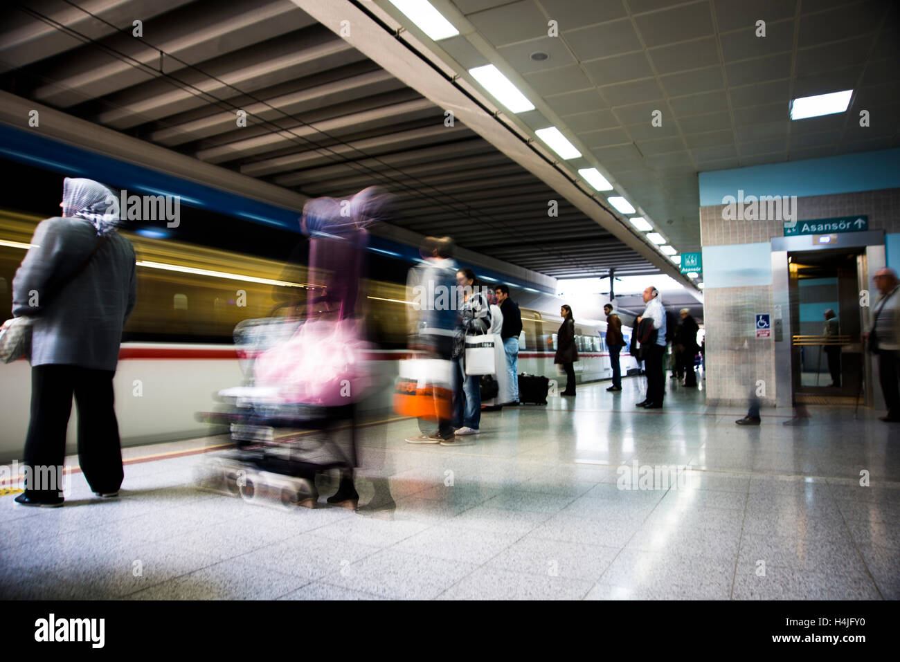 Image crowded train platform hi-res stock photography and images - Alamy