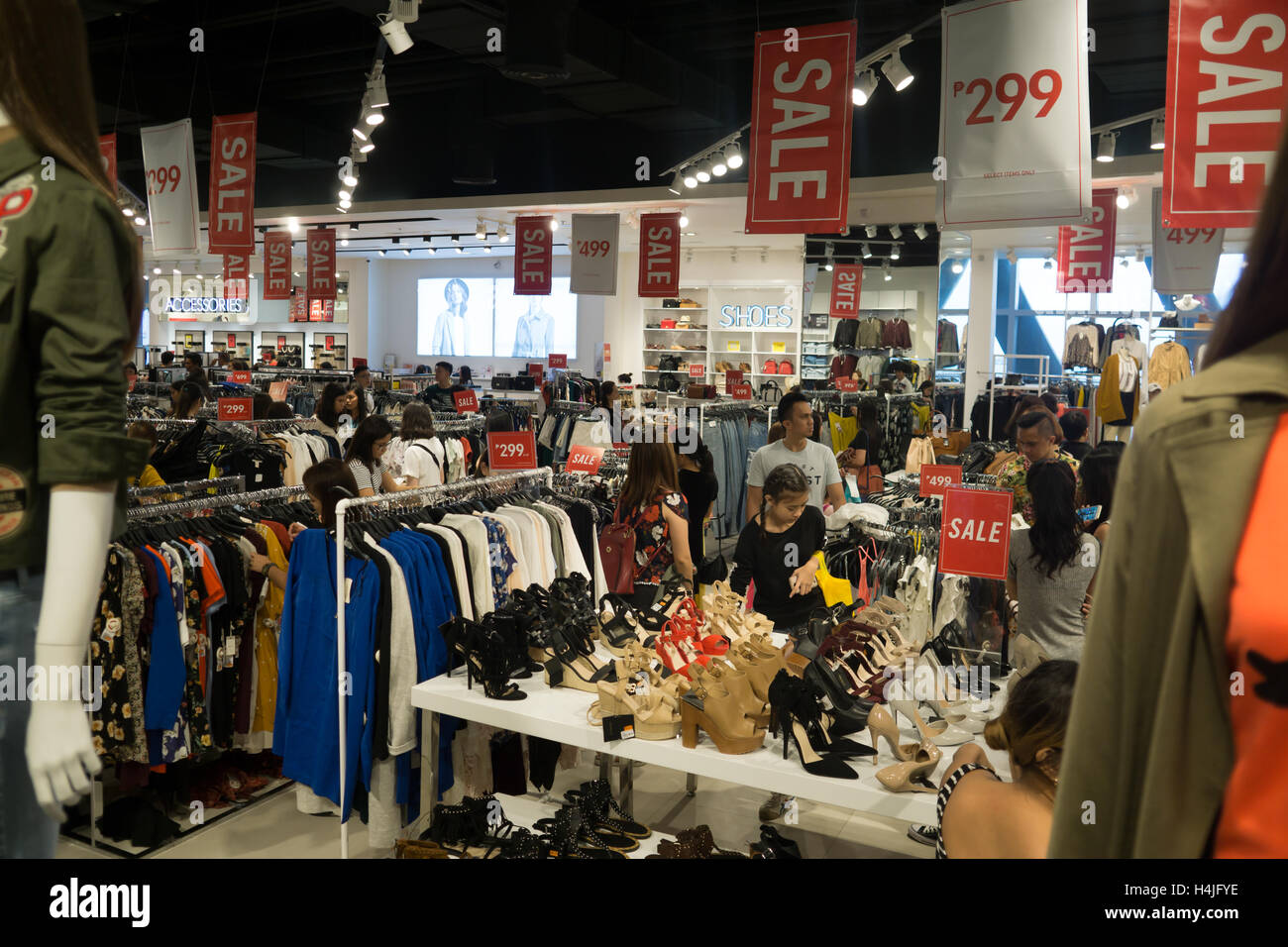 People shopping within Philippine shopping mall 'SM Seaside',Cebu City ...