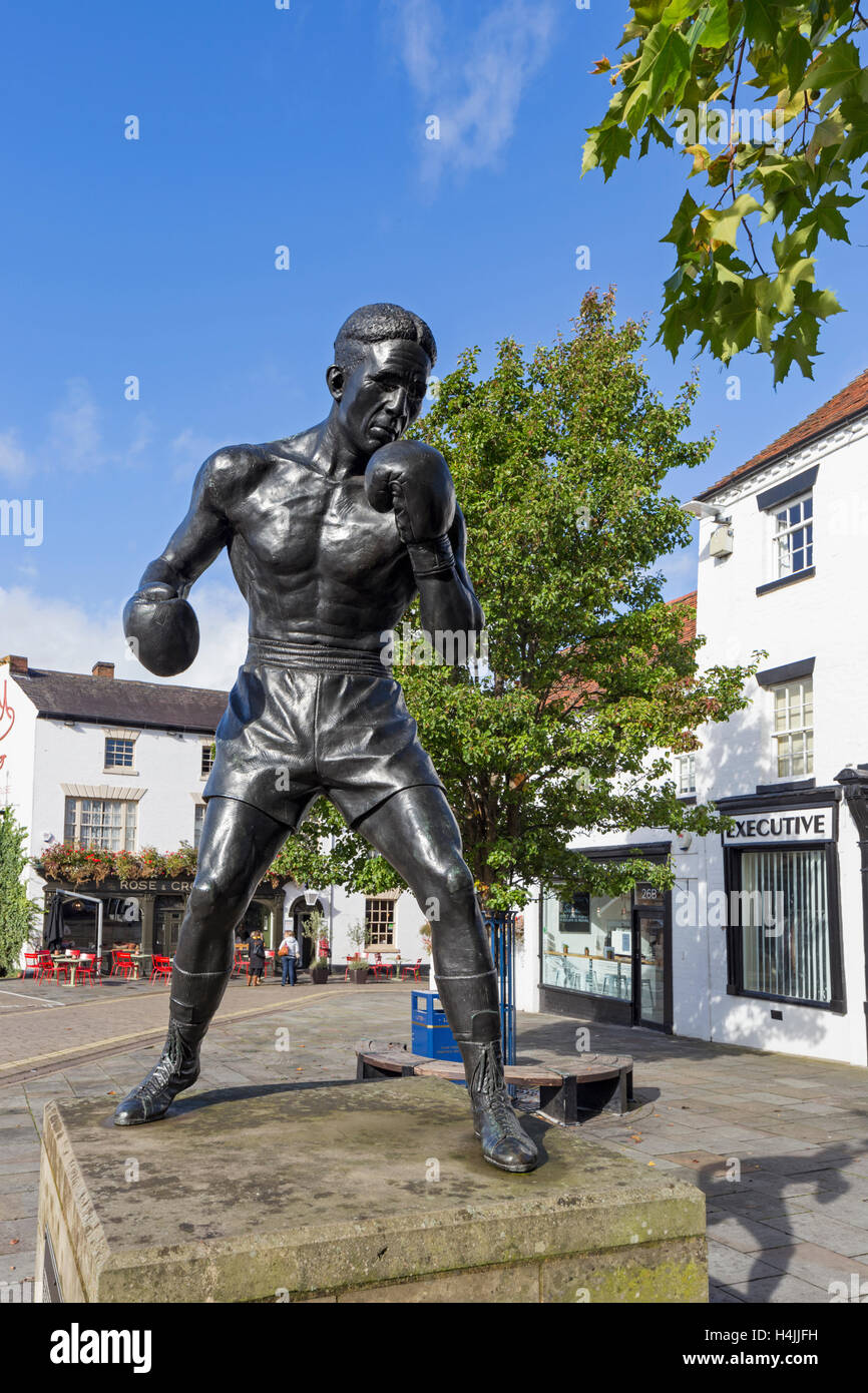 Statue of the boxer Randolph Turpin in the Market Square, Warwick,  Warwickshire, england, UK Stock Photo - Alamy
