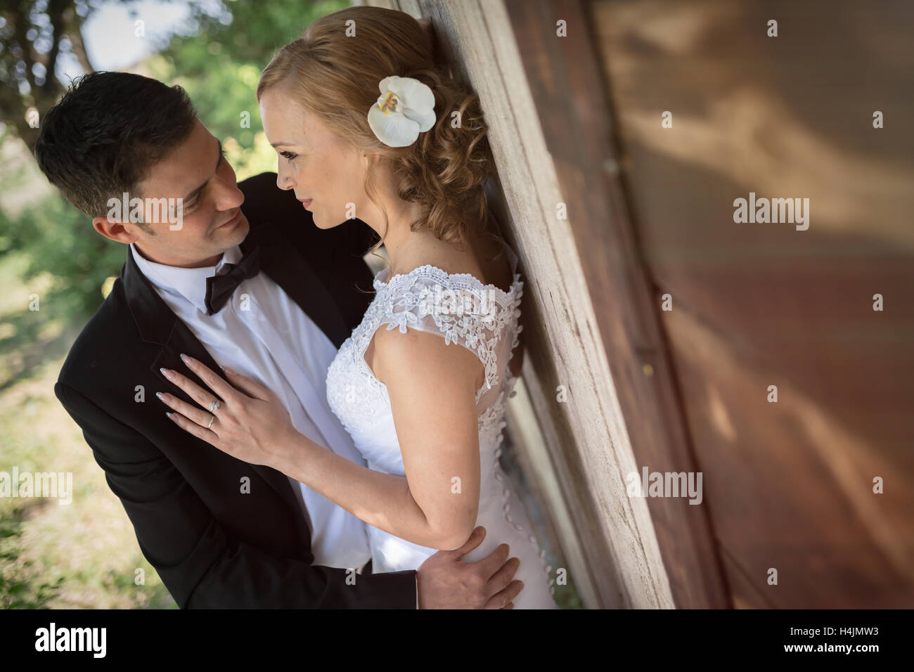 Beautiful bride and groom pre wedding shooting Stock Photo - Alamy