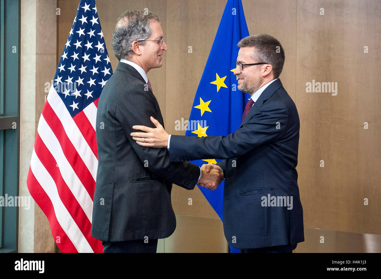 Brussels, Belgium. 17th Oct, 2016. Anthony L. Gardner US Ambassador to EU (L) and Carlos Moedas, EU commissioner for Research, science and innovation during EU-US signing ceremony at European Commission headquarters in Brussels, Belgium on 17.10.2016 EU Commissioner and US Ambassador signed an agreement to facilitate research cooperation between the European Union and the United States within the framework of Horizon 2020 by Wiktor Dabkowski Credit:  Wiktor Dabkowski/ZUMA Wire/Alamy Live News Stock Photo