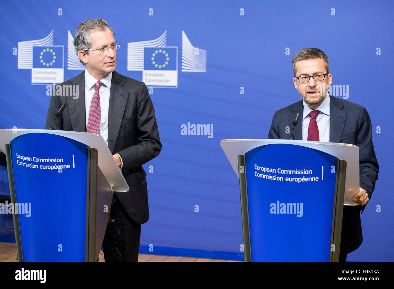 Brussels, Belgium. 17th Oct, 2016. Anthony L. Gardner US Ambassador to EU (L) and Carlos Moedas, EU commissioner for Research, science and innovation during EU-US signing ceremony at European Commission headquarters in Brussels, Belgium on 17.10.2016 EU Commissioner and US Ambassador signed an agreement to facilitate research cooperation between the European Union and the United States within the framework of Horizon 2020 by Wiktor Dabkowski Credit:  Wiktor Dabkowski/ZUMA Wire/Alamy Live News Stock Photo
