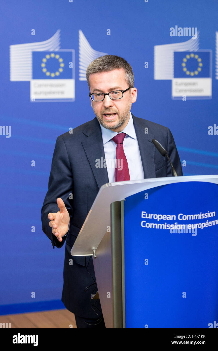 Brussels, Belgium. 17th Oct, 2016. Carlos Moedas, EU commissioner for Research, science and innovation during EU-US signing ceremony at European Commission headquarters in Brussels, Belgium on 17.10.2016 EU Commissioner and US Ambassador signed an agreement to facilitate research cooperation between the European Union and the United States within the framework of Horizon 2020 by Wiktor Dabkowski Credit:  Wiktor Dabkowski/ZUMA Wire/Alamy Live News Stock Photo