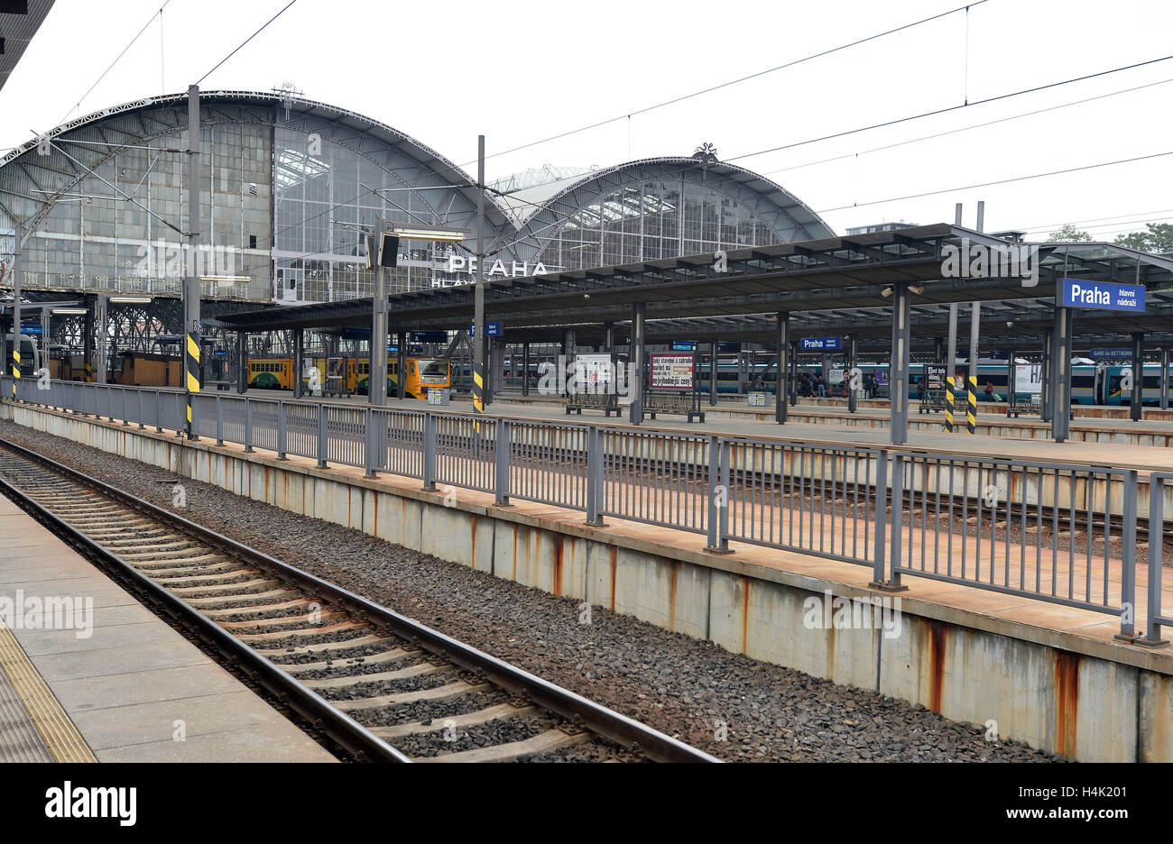 Rail track management company SZDC is prepared to pay to Italian firm Grandi Stazioni the amount of money provably spent on construction work at Prague's main train station (on the photo from October 14), it prefers an off-court settlement, SZDC CEO Pavel Sury said on Sunday but admitted that the dispute will probably end at court. SZDC terminated the lease contract with Grandi Stazioni as of midnight, October 16, because the company failed to reconstruct historic building Fanta on time. Grandi Stazioni, which was to have the railway station leased for another 30 years, earlier said that if SZ Stock Photo