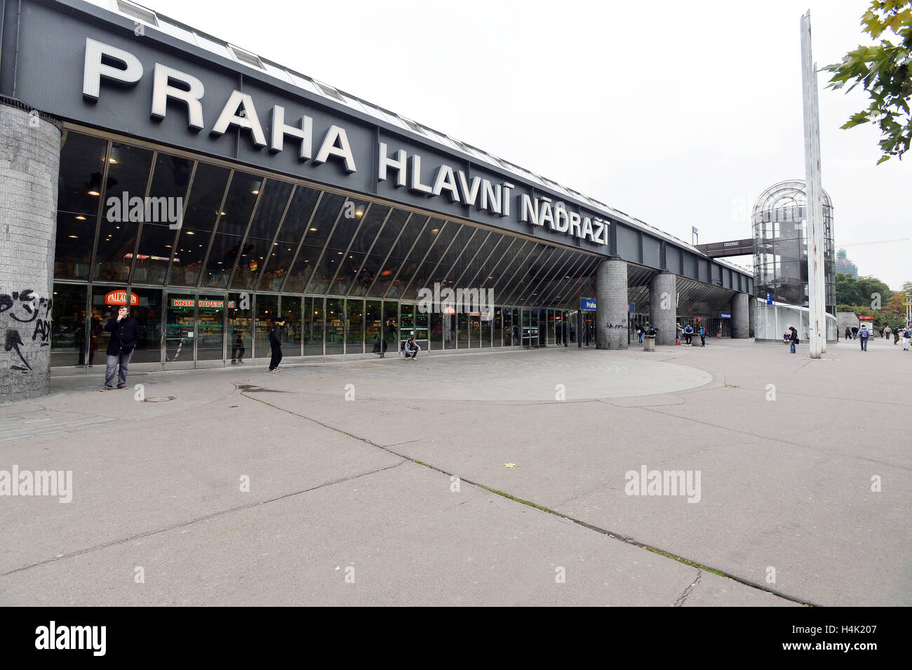 Rail track management company SZDC is prepared to pay to Italian firm Grandi Stazioni the amount of money provably spent on construction work at Prague's main train station (on the photo from October 14), it prefers an off-court settlement, SZDC CEO Pavel Sury said on Sunday but admitted that the dispute will probably end at court. SZDC terminated the lease contract with Grandi Stazioni as of midnight, October 16, because the company failed to reconstruct historic building Fanta on time. Grandi Stazioni, which was to have the railway station leased for another 30 years, earlier said that if SZ Stock Photo