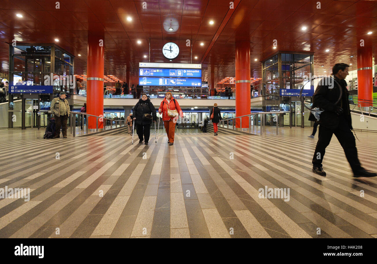 Rail track management company SZDC is prepared to pay to Italian firm Grandi Stazioni the amount of money provably spent on construction work at Prague's main train station (on the photo from October 14), it prefers an off-court settlement, SZDC CEO Pavel Sury said on Sunday but admitted that the dispute will probably end at court. SZDC terminated the lease contract with Grandi Stazioni as of midnight, October 16, because the company failed to reconstruct historic building Fanta on time. Grandi Stazioni, which was to have the railway station leased for another 30 years, earlier said that if SZ Stock Photo
