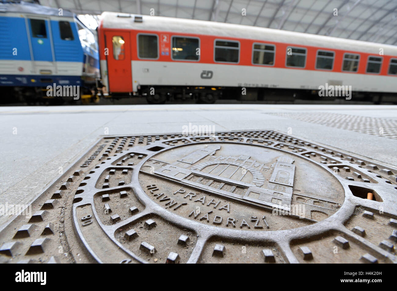 Rail track management company SZDC is prepared to pay to Italian firm Grandi Stazioni the amount of money provably spent on construction work at Prague's main train station (on the photo from October 14), it prefers an off-court settlement, SZDC CEO Pavel Sury said on Sunday but admitted that the dispute will probably end at court. SZDC terminated the lease contract with Grandi Stazioni as of midnight, October 16, because the company failed to reconstruct historic building Fanta on time. Grandi Stazioni, which was to have the railway station leased for another 30 years, earlier said that if SZ Stock Photo