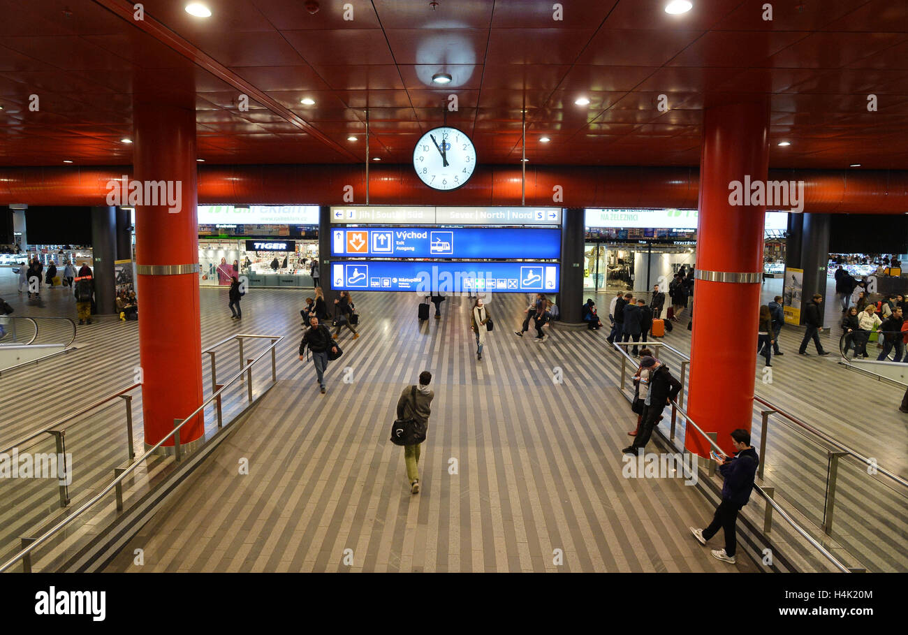 Rail track management company SZDC is prepared to pay to Italian firm Grandi Stazioni the amount of money provably spent on construction work at Prague's main train station (on the photo from October 14), it prefers an off-court settlement, SZDC CEO Pavel Sury said on Sunday but admitted that the dispute will probably end at court. SZDC terminated the lease contract with Grandi Stazioni as of midnight, October 16, because the company failed to reconstruct historic building Fanta on time. Grandi Stazioni, which was to have the railway station leased for another 30 years, earlier said that if SZ Stock Photo