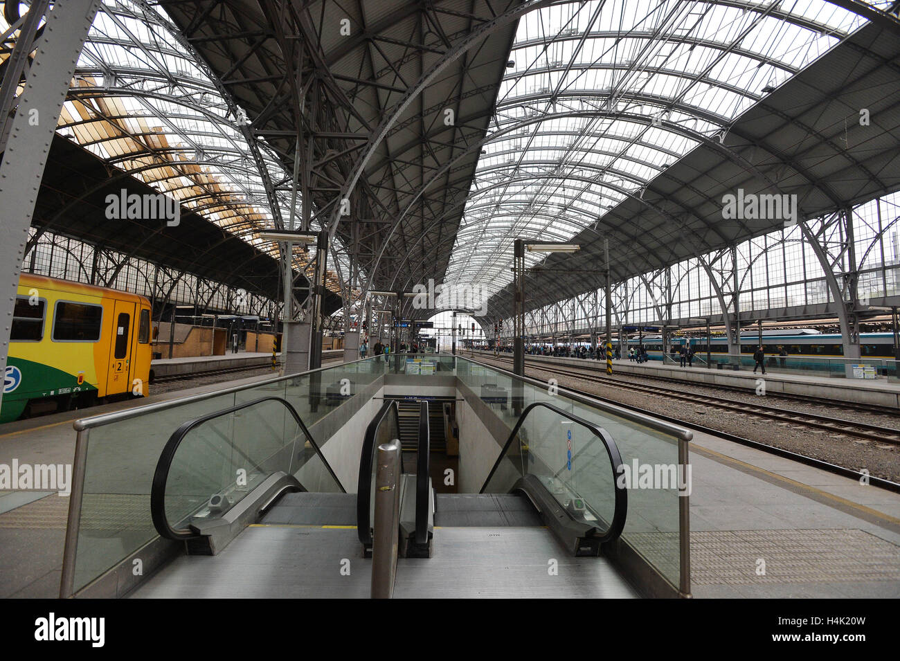 Rail track management company SZDC is prepared to pay to Italian firm Grandi Stazioni the amount of money provably spent on construction work at Prague's main train station (on the photo from October 14), it prefers an off-court settlement, SZDC CEO Pavel Sury said on Sunday but admitted that the dispute will probably end at court. SZDC terminated the lease contract with Grandi Stazioni as of midnight, October 16, because the company failed to reconstruct historic building Fanta on time. Grandi Stazioni, which was to have the railway station leased for another 30 years, earlier said that if SZ Stock Photo