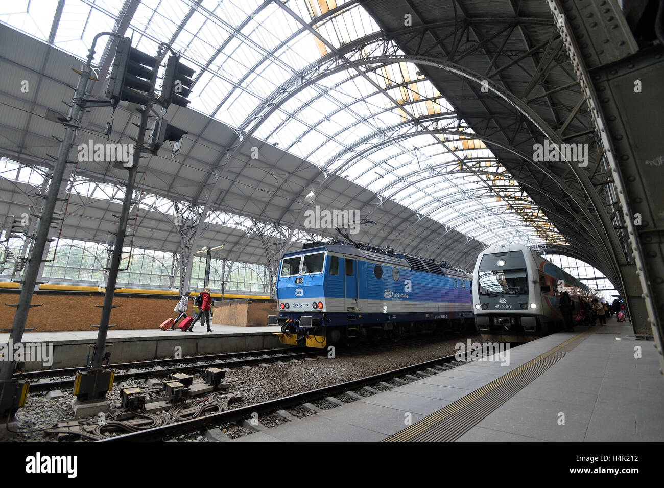 Rail track management company SZDC is prepared to pay to Italian firm Grandi Stazioni the amount of money provably spent on construction work at Prague's main train station (on the photo from October 14), it prefers an off-court settlement, SZDC CEO Pavel Sury said on Sunday but admitted that the dispute will probably end at court. SZDC terminated the lease contract with Grandi Stazioni as of midnight, October 16, because the company failed to reconstruct historic building Fanta on time. Grandi Stazioni, which was to have the railway station leased for another 30 years, earlier said that if SZ Stock Photo