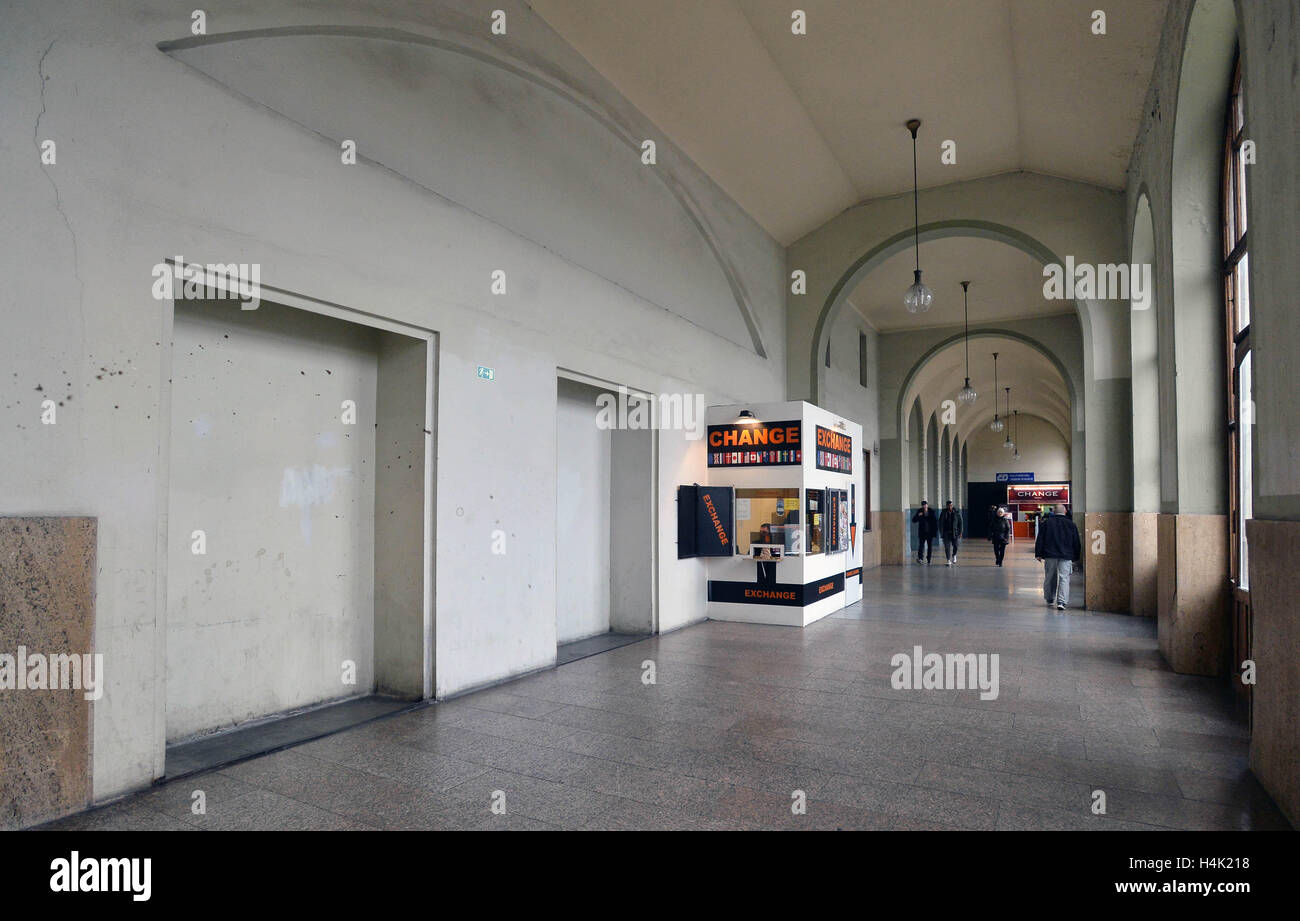 Rail track management company SZDC is prepared to pay to Italian firm Grandi Stazioni the amount of money provably spent on construction work at Prague's main train station (on the photo from October 14), it prefers an off-court settlement, SZDC CEO Pavel Sury said on Sunday but admitted that the dispute will probably end at court. SZDC terminated the lease contract with Grandi Stazioni as of midnight, October 16, because the company failed to reconstruct historic building Fanta on time. Grandi Stazioni, which was to have the railway station leased for another 30 years, earlier said that if SZ Stock Photo