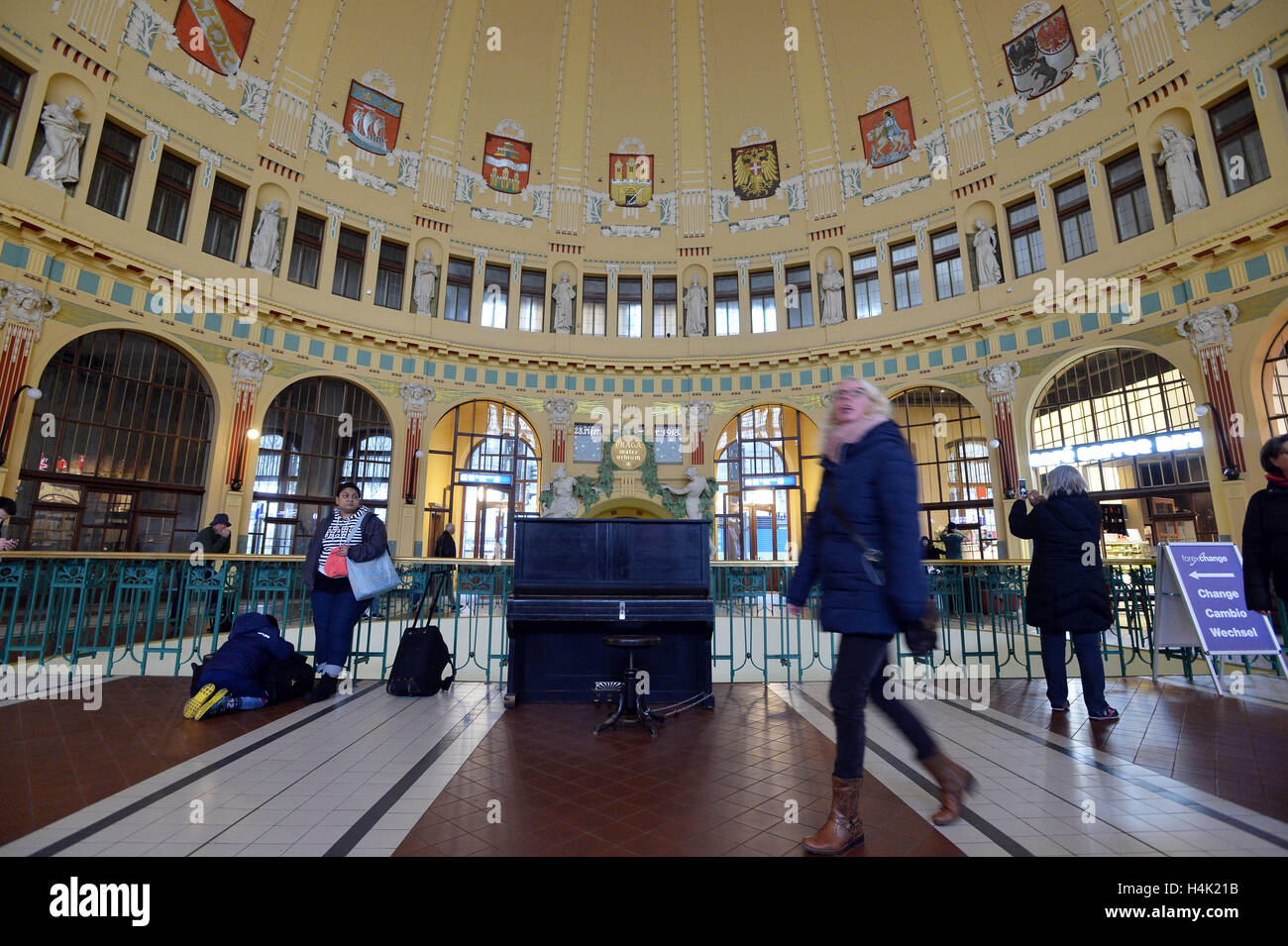 Rail track management company SZDC is prepared to pay to Italian firm Grandi Stazioni the amount of money provably spent on construction work at Prague's main train station (on the photo from October 14), it prefers an off-court settlement, SZDC CEO Pavel Sury said on Sunday but admitted that the dispute will probably end at court. SZDC terminated the lease contract with Grandi Stazioni as of midnight, October 16, because the company failed to reconstruct historic building Fanta on time. Grandi Stazioni, which was to have the railway station leased for another 30 years, earlier said that if SZ Stock Photo