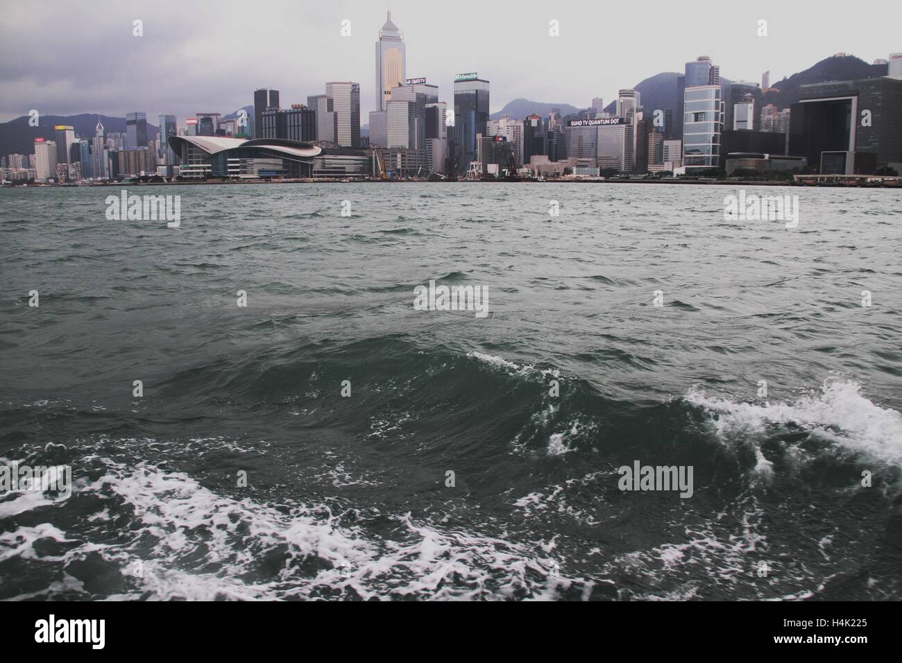 Hong Kong. 17th Oct, 2016. Photo taken on Oct. 17, 2016 shows Victoria Harbour in Hong Kong, south China. Hong Kong Observatory on Monday issued the Strong Wind Signal No.3, which is expected to remain in force overnight, as Typhoon Sarika approached. © Wang Shen/Xinhua/Alamy Live News Stock Photo