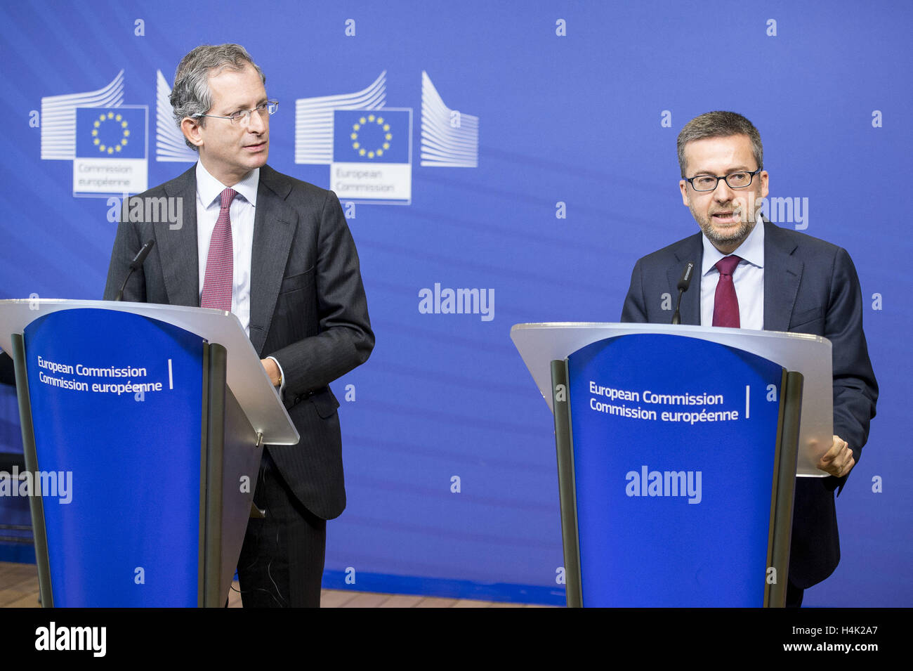 Brussels, Belgium. 17th Oct, 2016. Anthony L. Gardner US Ambassador to EU (L) and Carlos Moedas, EU commissioner for Research, science and innovation during EU-US signing ceremony at European Commission headquarters in Brussels, Belgium on 17.10.2016 EU Commissioner and US Ambassador signed an agreement to facilitate research cooperation between the European Union and the United States within the framework of Horizon 2020 by Wiktor Dabkowski | Verwendung weltweit/picture alliance Credit:  dpa/Alamy Live News Stock Photo
