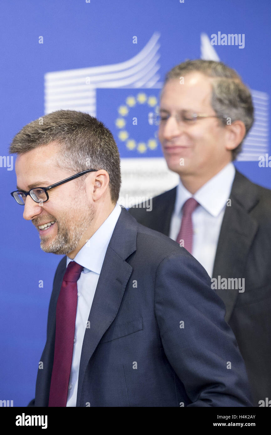 Brussels, Belgium. 17th Oct, 2016. Anthony L. Gardner US Ambassador to EU (R) and Carlos Moedas, EU commissioner for Research, science and innovation during EU-US signing ceremony at European Commission headquarters in Brussels, Belgium on 17.10.2016 EU Commissioner and US Ambassador signed an agreement to facilitate research cooperation between the European Union and the United States within the framework of Horizon 2020 by Wiktor Dabkowski | Verwendung weltweit/picture alliance Credit:  dpa/Alamy Live News Stock Photo