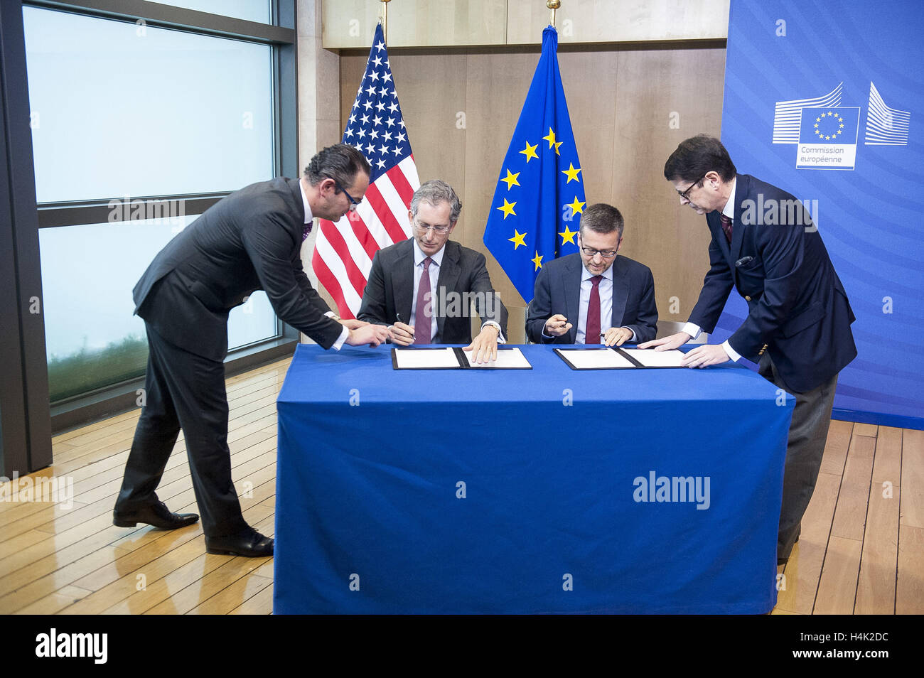 Brussels, Belgium. 17th Oct, 2016. Anthony L. Gardner US Ambassador to EU (L) and Carlos Moedas, EU commissioner for Research, science and innovation during EU-US signing ceremony at European Commission headquarters in Brussels, Belgium on 17.10.2016 EU Commissioner and US Ambassador signed an agreement to facilitate research cooperation between the European Union and the United States within the framework of Horizon 2020 by Wiktor Dabkowski | Verwendung weltweit/picture alliance Credit:  dpa/Alamy Live News Stock Photo