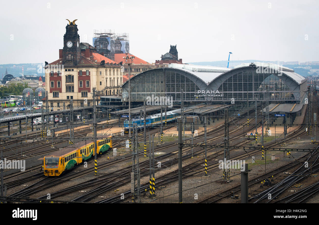 Rail track management company SZDC is prepared to pay to Italian firm Grandi Stazioni the amount of money provably spent on construction work at Prague's main train station (on the photo from October 14), it prefers an off-court settlement, SZDC CEO Pavel Sury said on Sunday but admitted that the dispute will probably end at court. SZDC terminated the lease contract with Grandi Stazioni as of midnight, October 16, because the company failed to reconstruct historic building Fanta on time. Grandi Stazioni, which was to have the railway station leased for another 30 years, earlier said that if SZ Stock Photo
