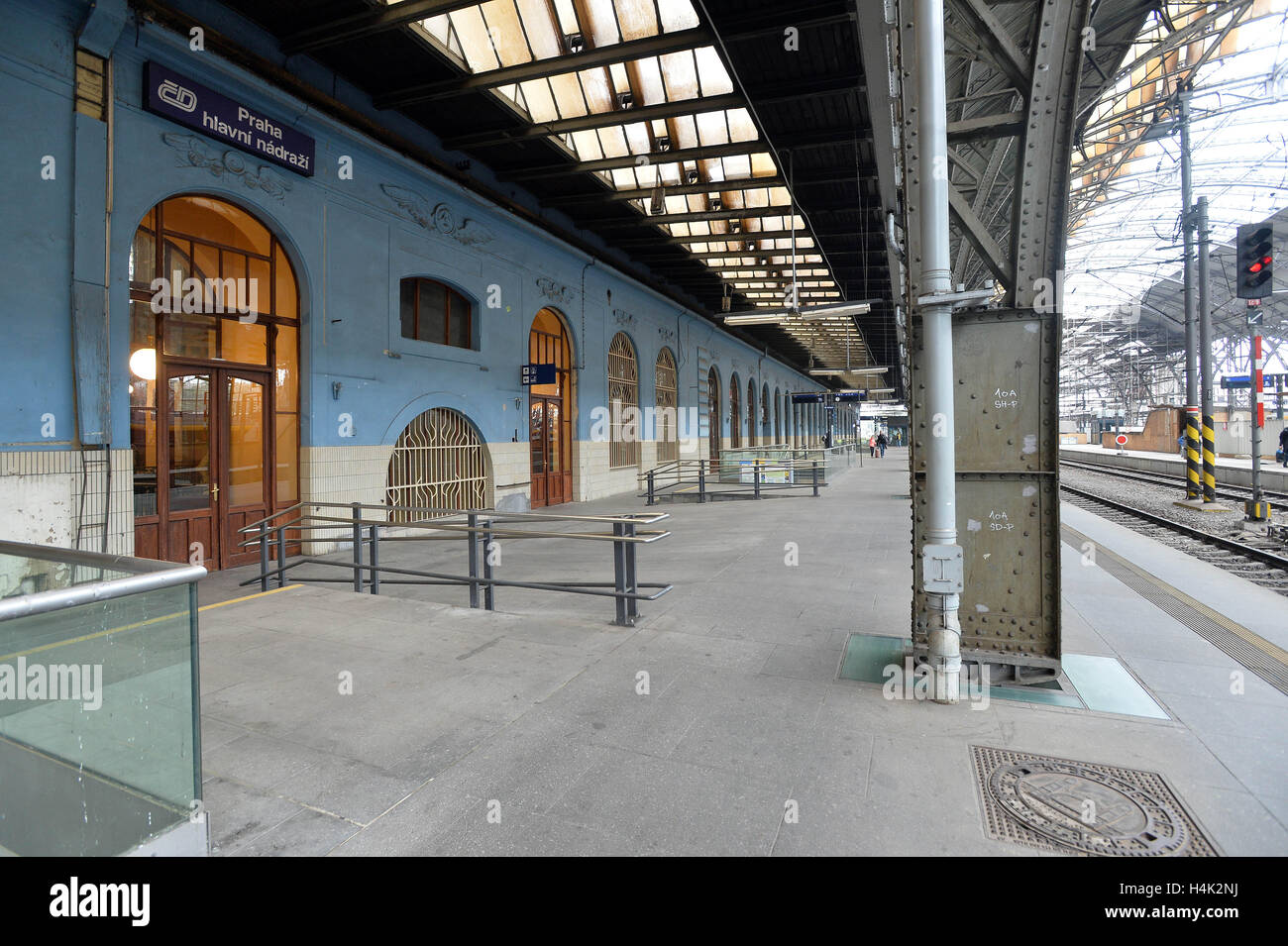 Rail track management company SZDC is prepared to pay to Italian firm Grandi Stazioni the amount of money provably spent on construction work at Prague's main train station (on the photo from October 14), it prefers an off-court settlement, SZDC CEO Pavel Sury said on Sunday but admitted that the dispute will probably end at court. SZDC terminated the lease contract with Grandi Stazioni as of midnight, October 16, because the company failed to reconstruct historic building Fanta on time. Grandi Stazioni, which was to have the railway station leased for another 30 years, earlier said that if SZ Stock Photo