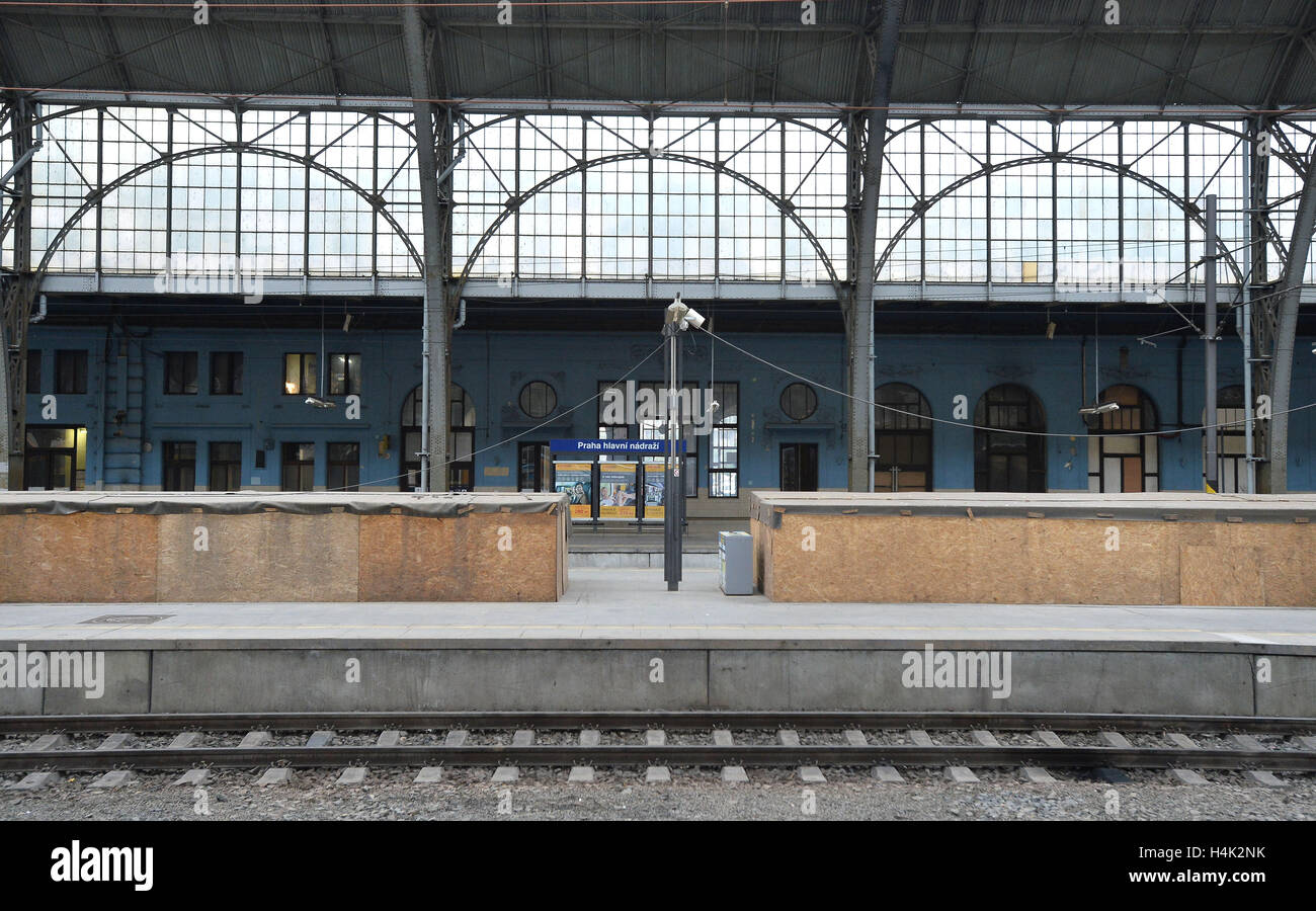 Rail track management company SZDC is prepared to pay to Italian firm Grandi Stazioni the amount of money provably spent on construction work at Prague's main train station (on the photo from October 14), it prefers an off-court settlement, SZDC CEO Pavel Sury said on Sunday but admitted that the dispute will probably end at court. SZDC terminated the lease contract with Grandi Stazioni as of midnight, October 16, because the company failed to reconstruct historic building Fanta on time. Grandi Stazioni, which was to have the railway station leased for another 30 years, earlier said that if SZ Stock Photo