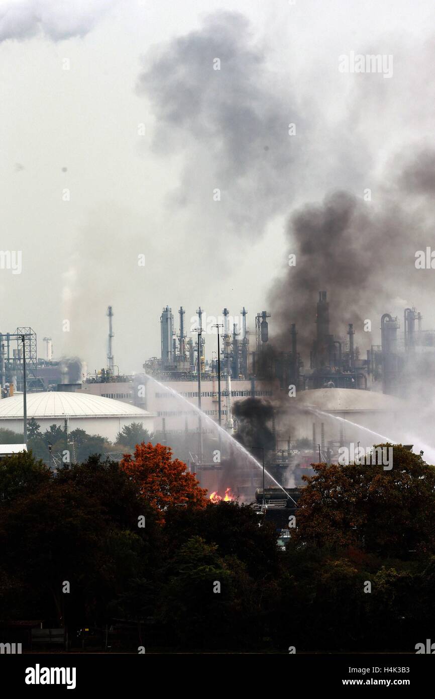 Frankfurt. 17th Oct, 2016. Photo taken on Oct. 17, 2016 shows the scene of an explosion in Ludwigshafen, southwestern Germany. One person died in an explosion at German chemical company BASF facility in Ludwigshafen, which also left several people injured, German media Spiegel Online reported on Monday. Credit:  Xinhua/Alamy Live News Stock Photo