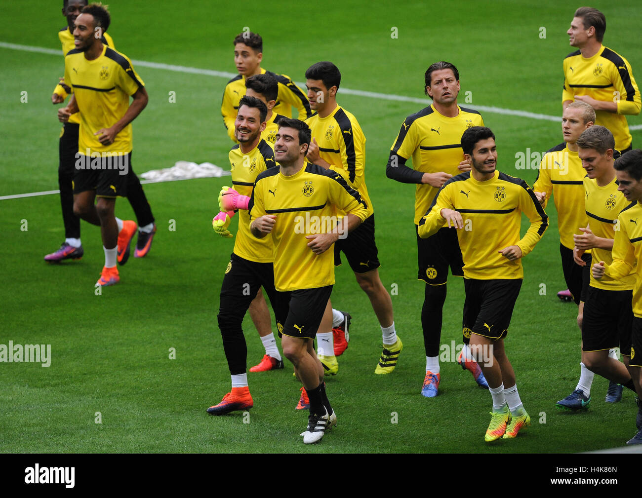 Borussia Dortmund's Pierre-Emerick Aubameyang, Lukasz Piszczek, goalkeeper Roman Burki and Socrates Papastathopoulos in action during a training session at Jose Alvalade stadium in Lisbon, Portugal, on 17 October 2016. Borussia Dortmund will face Sporting Lisbon in the UEFA Champions League Group F soccer match on 18 October 2016. Photo: Paulo Duarte/dpa Stock Photo
