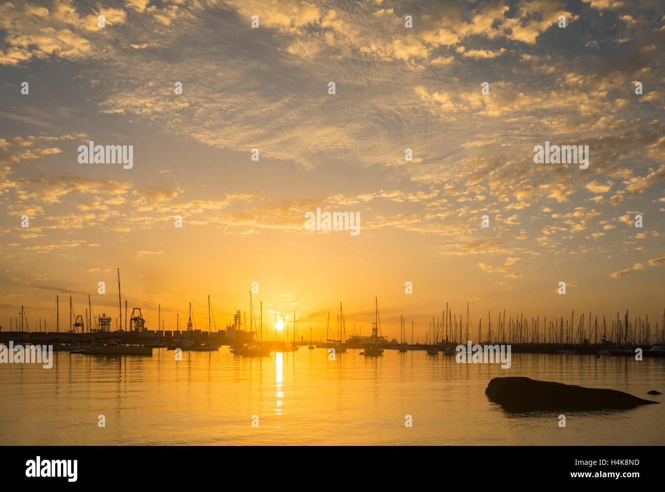 Las Palmas, Gran Canaria, Canary Islands, Spain. 18th Oct, 2016. Weather: A glorious sunrise on Gran Canaria as yachts start arriving for the ARC ( Atlantic Rally for Cruisers) transatlantic rally/crossing which starts in Las Palmas (in November) and finishes in Rodney Bay on Santa Lucia in The Caribbean. Crews from more than 40 different countries, including many from Great Britain, will be on board the 200 yachts to start the world`s largest transocean sailing event, now in its 31st year. Credit:  Alan Dawson News/Alamy Live News Stock Photo