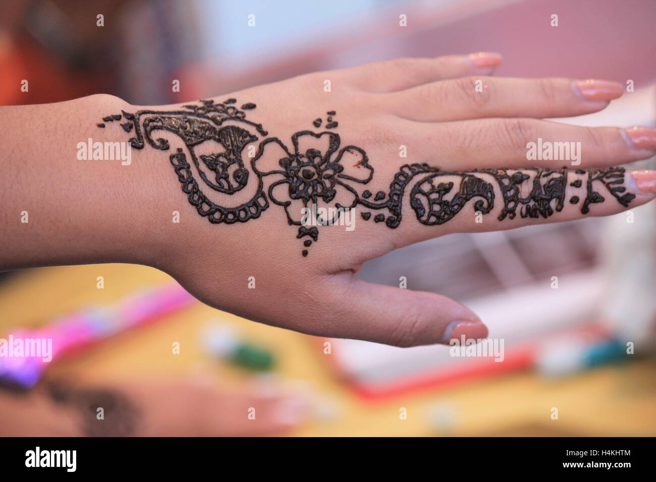 Konsait Pack Of 12 Sheets Henna Tattoo Stencil Templates Henna Hand Temporary  Tattoo Kit, Indian Arabian Self Adhesive Tattoo Sticker for Hand Body Art  Paint for Adults Women Teenager Girls : Amazon.ca: