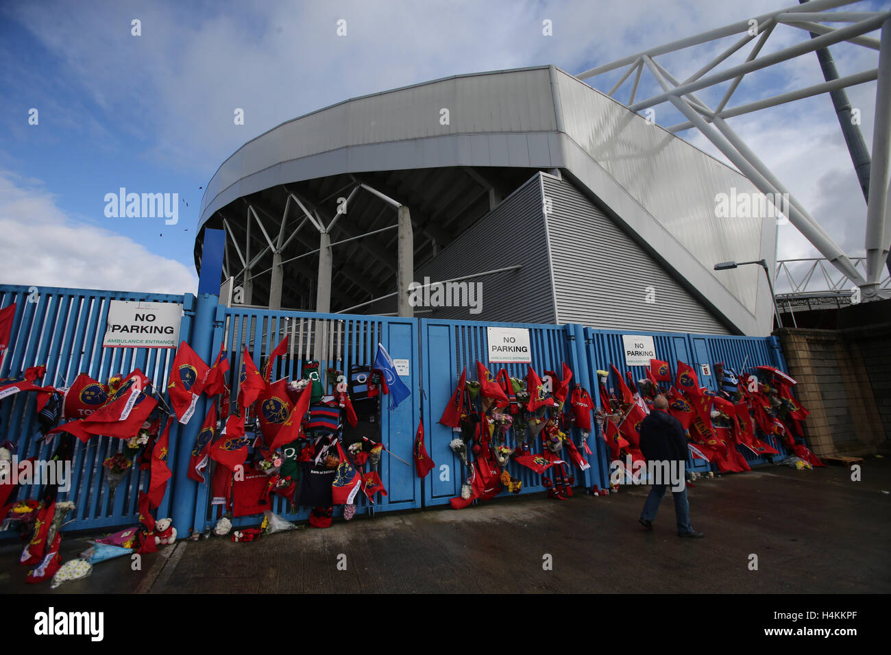Munster Rugby fans pay tribute to former Ireland and Munster star Anthony Foley outside Thomond Park in Limerick, after the 42-year-old head coach was found dead in the province's team hotel in Paris on Sunday, hours before the team were due to take to the pitch in the European Champions Cup. Stock Photo
