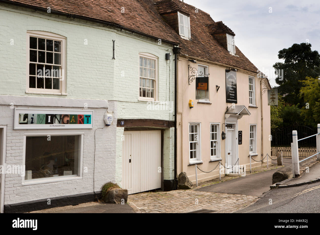 England, Berkshire, Hungerford, Bridge Street, Living Art Gallery and Antiques Shop in canalside buildings Stock Photo