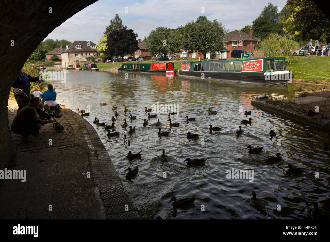 England, Berkshire, Hungerford, young families feeding ducks on Kennet and Avon Canal Stock Photo