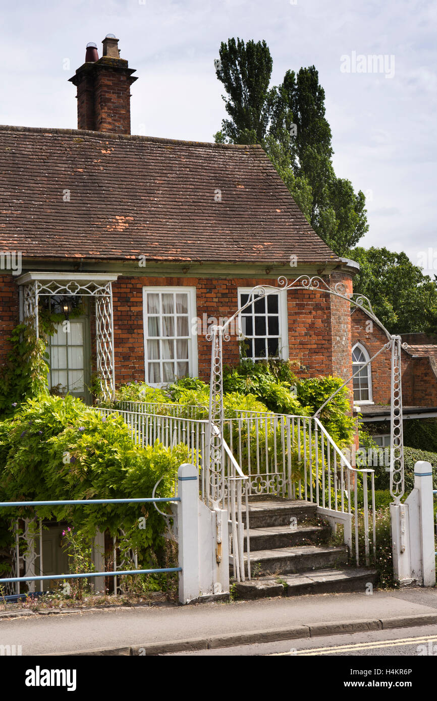 England, Berkshire, Hungerford, High Street, house with footbridge to