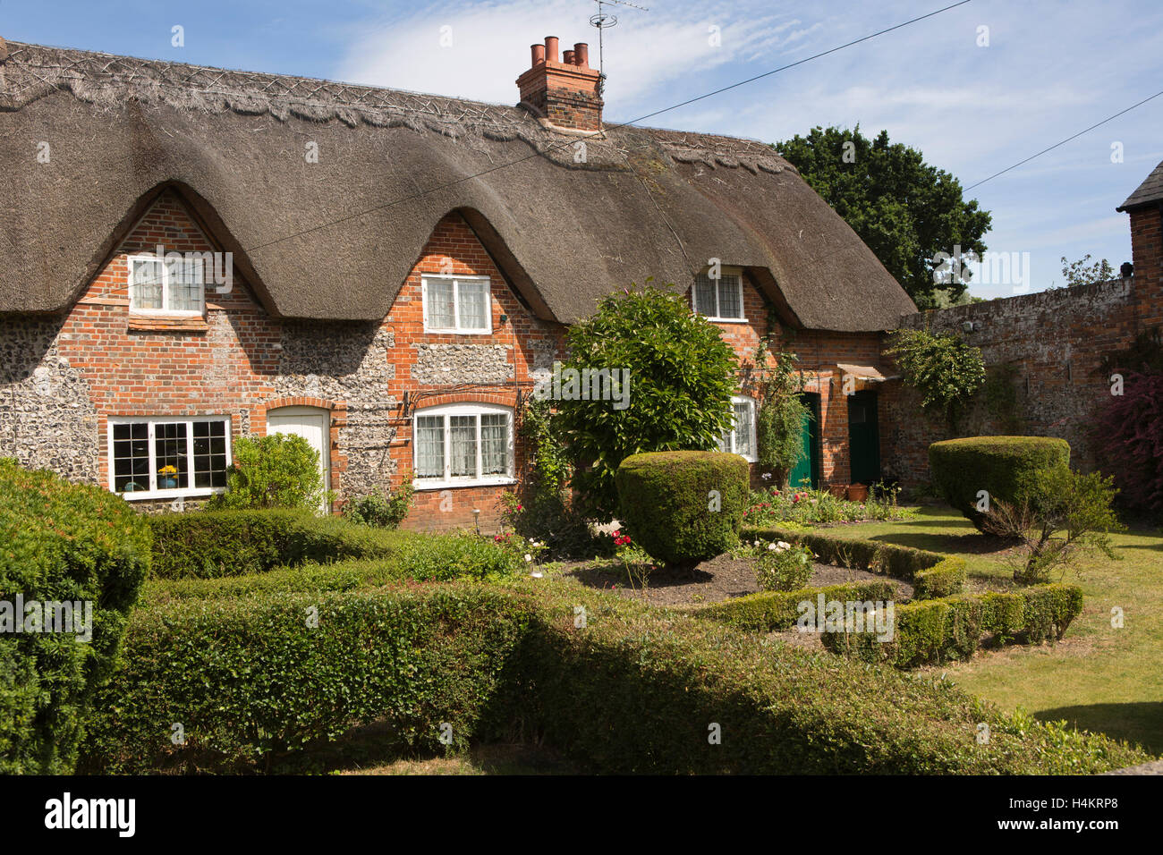 England, Wiltshire, Chilton Foliat, thatched brick and flint cottages Stock Photo