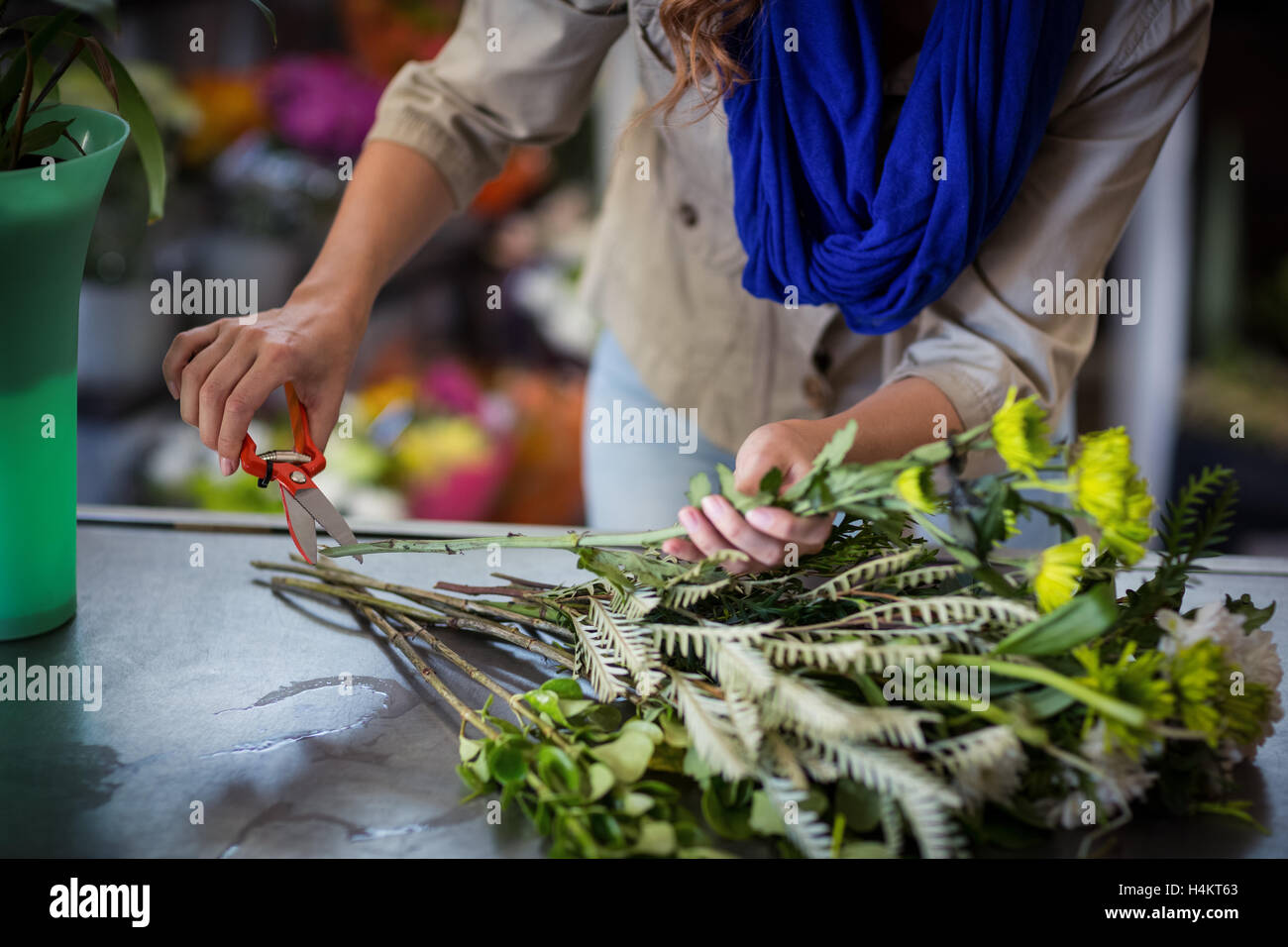 Holding flower stem hi-res stock photography and images - Alamy