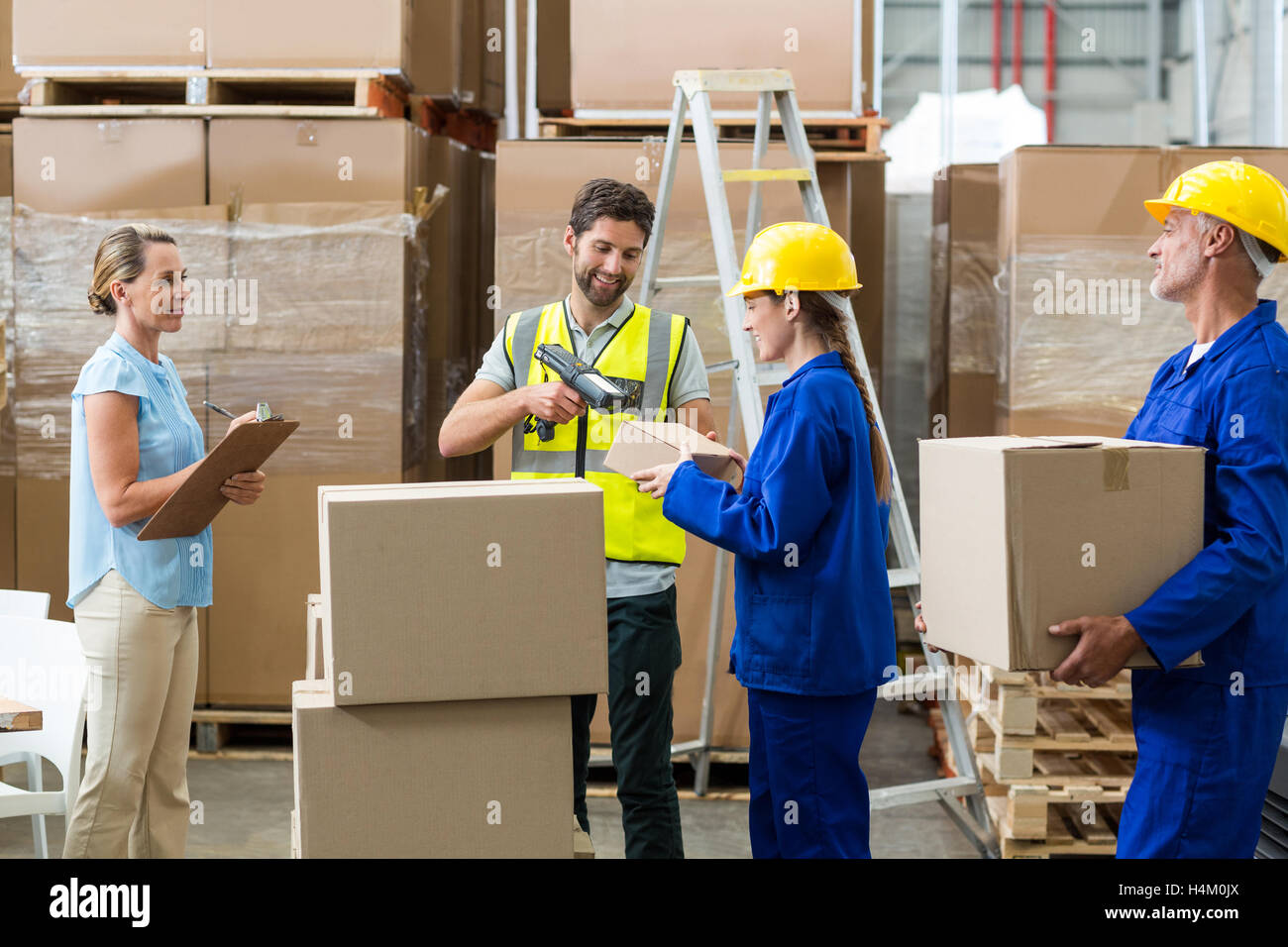 Using barcode scanner worker hi-res stock photography and images - Alamy